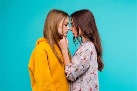 duas lésbicas se beijando|Estudantes Lésbicas Se Pegando Beijo de Língua Lésbico 2015